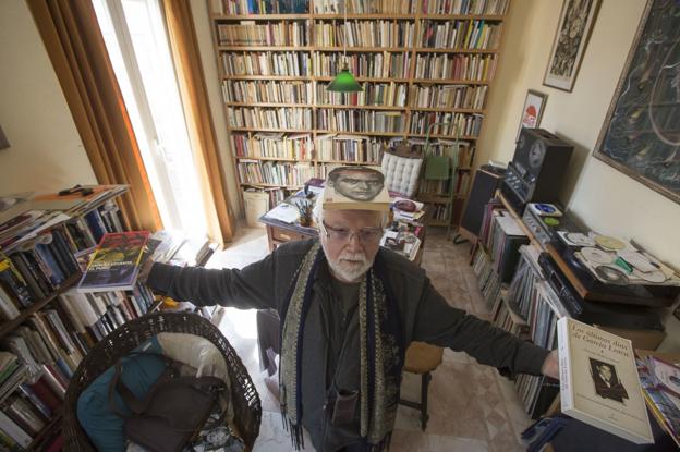 Juan de Loxa posaba para IDEAL en su biblioteca en 2016./GONZÁLEZ MOLERO