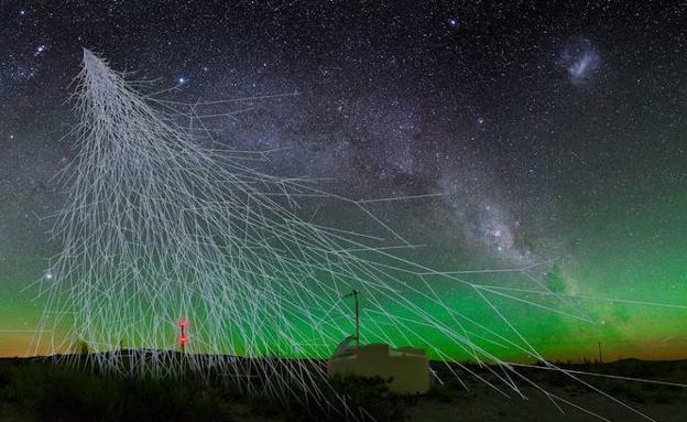 Representación artística de una lluvia de rayos cósmicos con un detector Cherenkov de agua del Observatorio Pierre Auger en el oeste de Argentina./A. Chantelauze, S. Saffi, L. Bret.