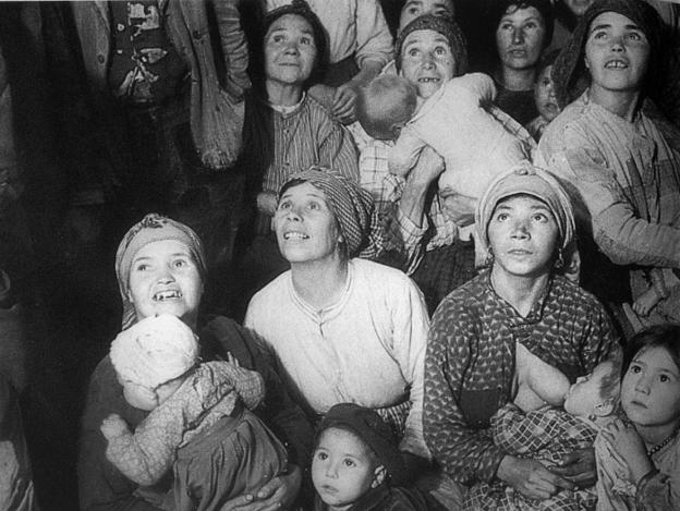 Mujeres y niños viendo una sesión de cine en una fotografía de Val del Omar./BIBLIOTECA NACIONAL