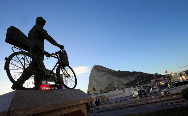 Monumento en homenaje a los españoles que trabajan en Gibraltar expuesto en la frontera de la Línea (Cádiz),/EFE