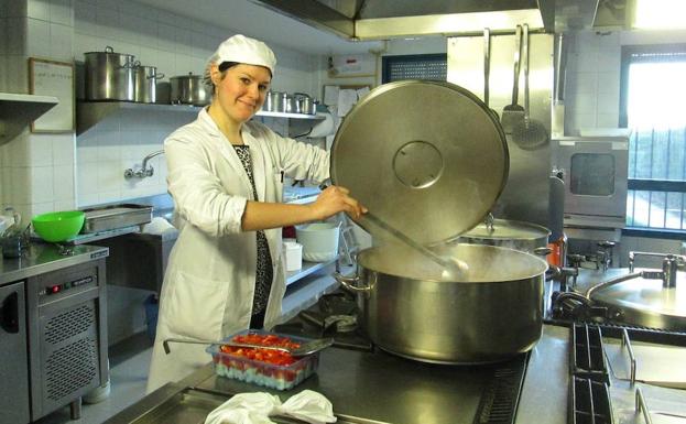 La investigadora de la UGR Ana Isabel Rodríguez Rejón, autora de este trabajo, en la cocina de una de las residencias donde se ha llevado a cabo el estudio./UGR