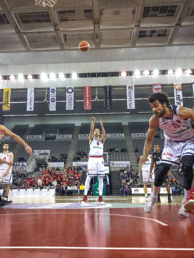 Wright choca con Dieng, jugador de Navarra. /Ramón L. Pérez
