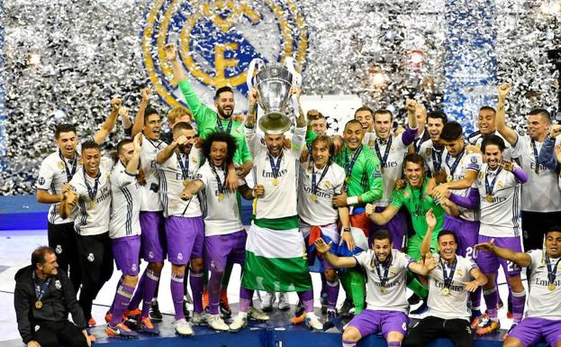 La plantilla del Real Madrid, con la Champions./Afp