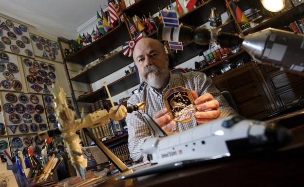 El doctor Jorge Cartes, en su despacho de Madrid, muestra el primer emblema que diseñó. Fue para la misión STS-126. /JOSÉ RAMÓN LADRA