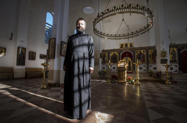El sacerdote Andrey Kordochkin, en el interior de la parroquia Santa María Magdalena, en el barrio madrileño de Hortaleza. /ALBERTO FERRERAS