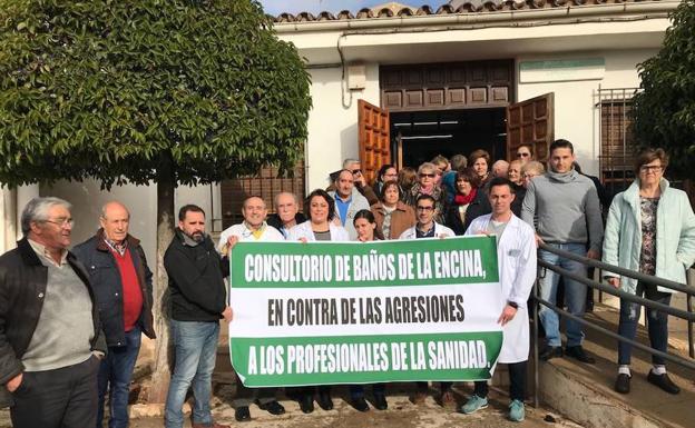 Concentración sin autorización en Baños de la Encina contra las amenazas de un paciente