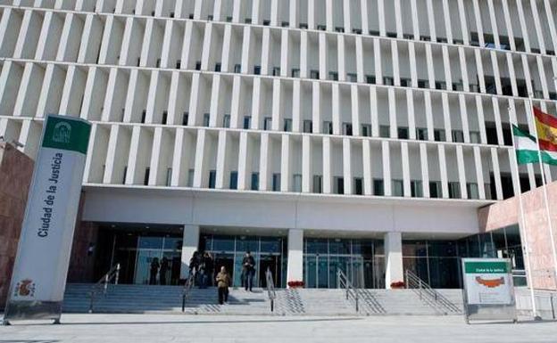 Discuten por una plaza de aparcamiento y le pega en la cabeza