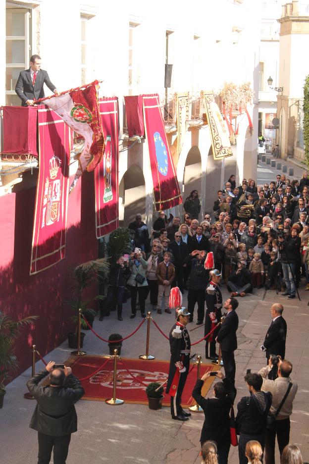 El alcalde realiza el gesto de la tremolación por tres veces de la enseña de los Reyes Católicos. /Fran Gavilán