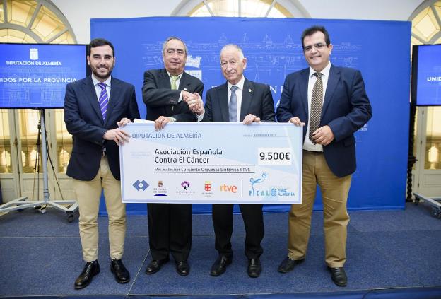 Balcázar, recibiendo el cheque de los representantes de Diputación y Ayuntamiento de Almería./IDEAL