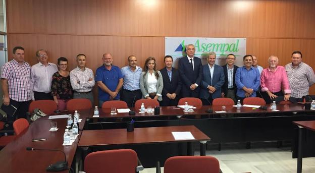 Representantes de las distintas comunidades de regantes, organizaciones agrarias, empresarios e ingenieros que integran la Mesa del Agua de Almería./IDEAL