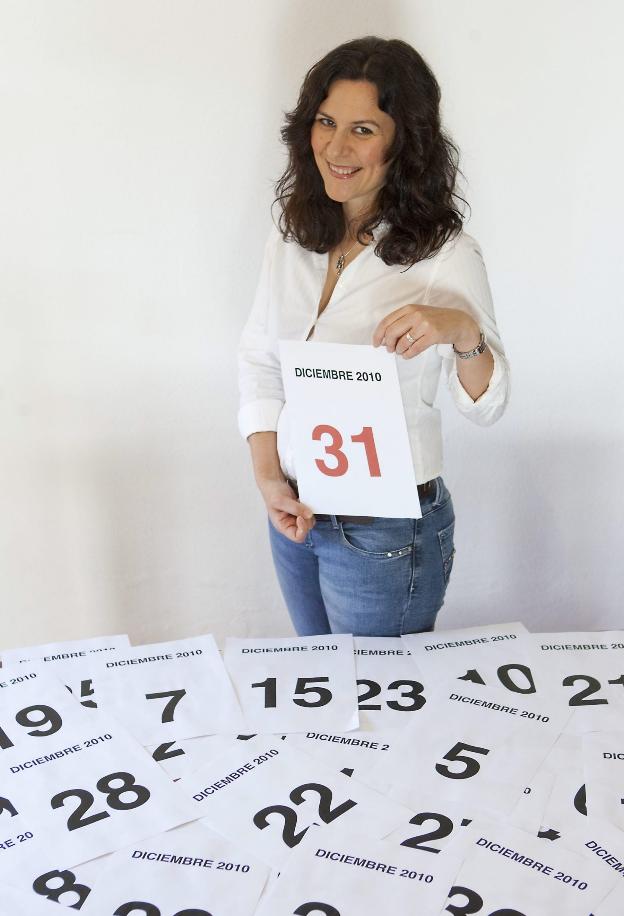 Echando cuentas en mayo de 2010. La gaditana Elena Braza esperaba dar a luz justo a finales de año./R. R.