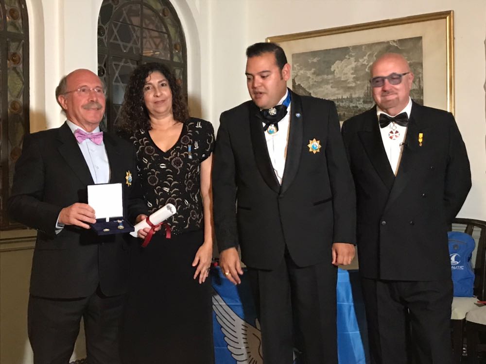 A la izquierda, el doctor Manuel García Marcos tras recibir el galardón./R. I.