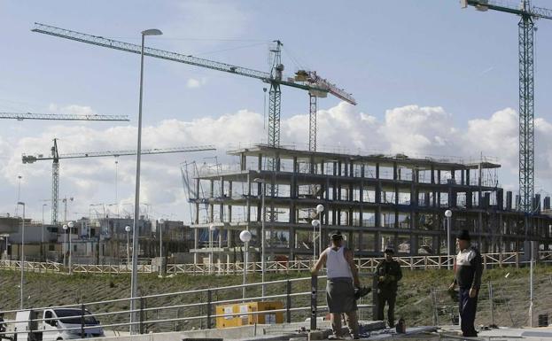 Construccion de viviendas en Colmenar Viejo, cerca de Madrid. /Andrea Comas (Reuters)