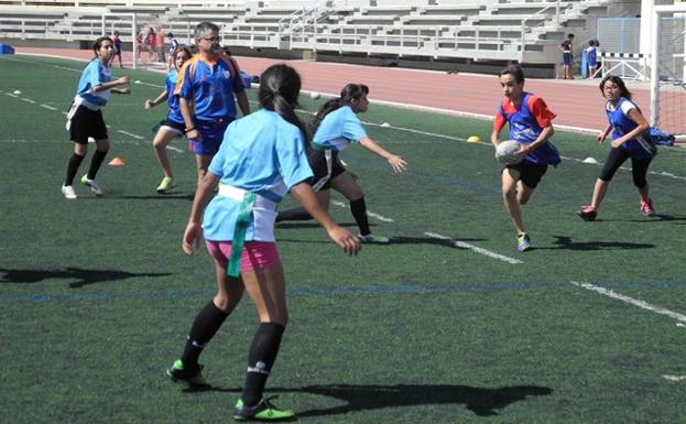 La Diputación de Almería acerca el rugby a unos cien jóvenes a través de los Juegos Deportivos Provinciales