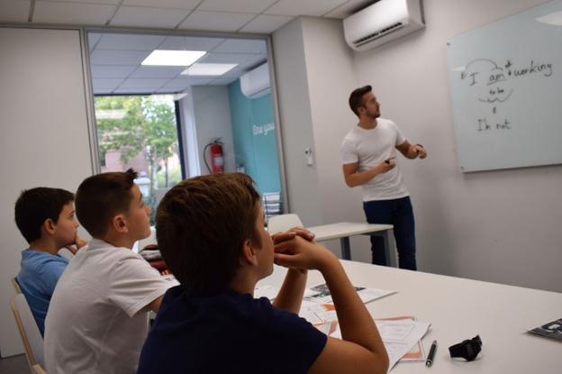 Alumnos, durante una clase de inglés en una academia homologada./IDEAL