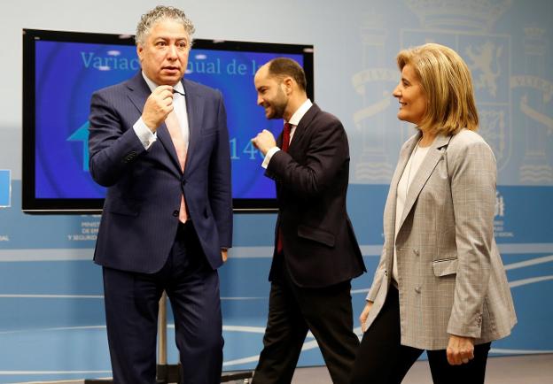 La ministra de Empleo, Fátima Báñez, junto a los secretarios de Estado de Empleo y Seguridad Social, Juan Pablo Riesgo y Tomás Burgos./EFE