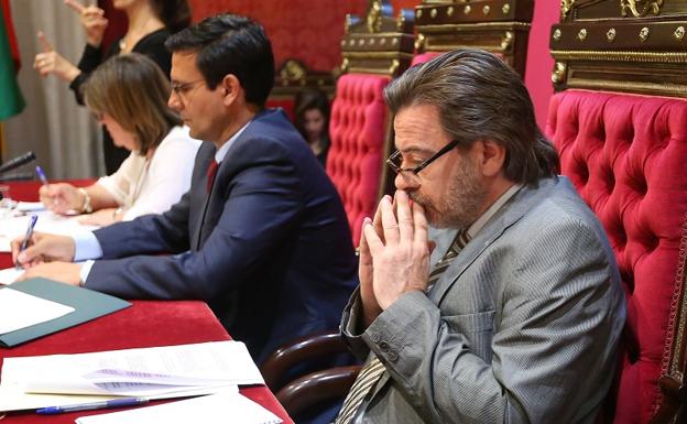 Baldomero Oliver, durante un pleno/RAMÓN L. PÉREZ