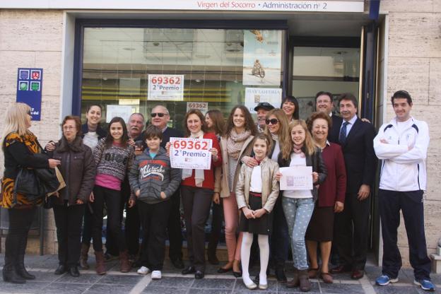Vecinos de Tíjola celebran el segundo premio de la lotería de 'El Niño' en 2014./E. B.