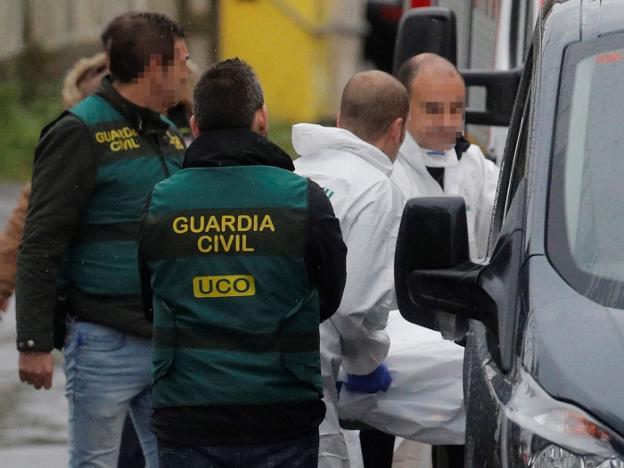 Desenlace. Agentes de la UCO en la fábrica abandonada donde apareció el cuerpo de Diana./EFE