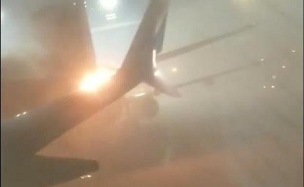 Fuego en la cola de uno de los aviones./Foto: @stephen_belford (vía Reuters)