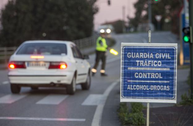 Un agente de la Guardia Civil da instrucciones a un conductor en un control de drogas y alcohol./IDEAL