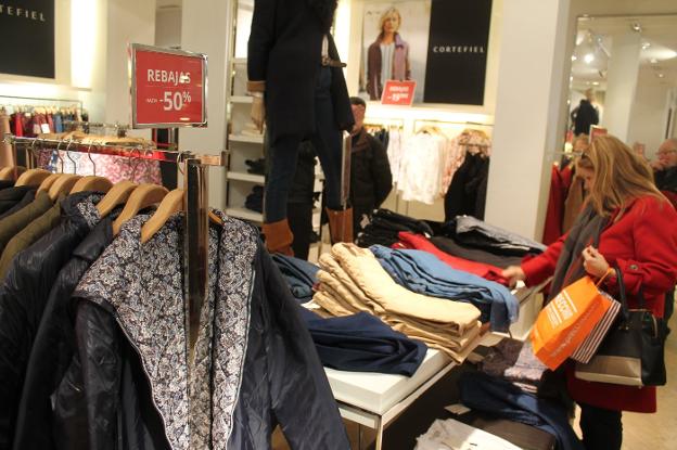Los descuentos llegan a ser del 50% en esta tienda de ropa de Jaén./L. V.
