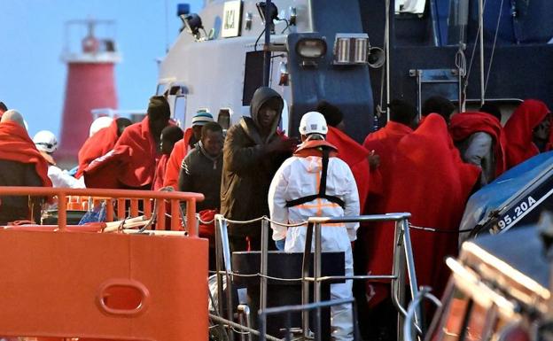 Llegada de las personas rescatadas al Puerto de Almería./EFE