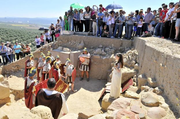 Las visitas guiadas y las actividades que se organizan en Cástulo atraen cada vez a más vecinos./ENRIQUE