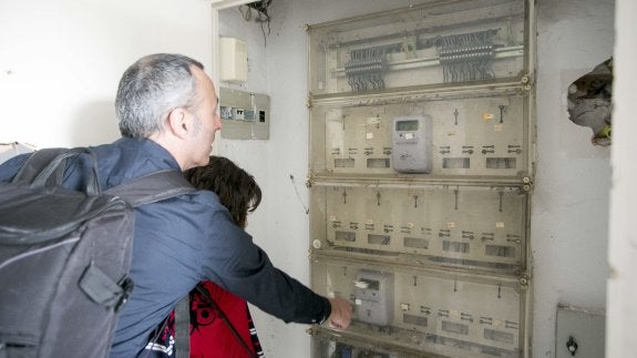 Imagen de archivo de una inspección de contadores /IDEAL
