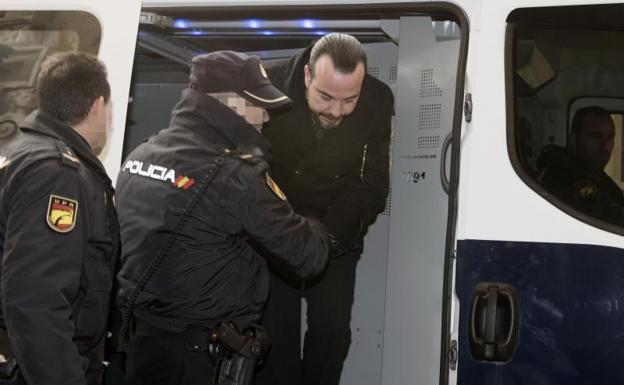 El acusado de intentar matar a su compañera mantiene que le clavó el cuchillo "accidentalmente"