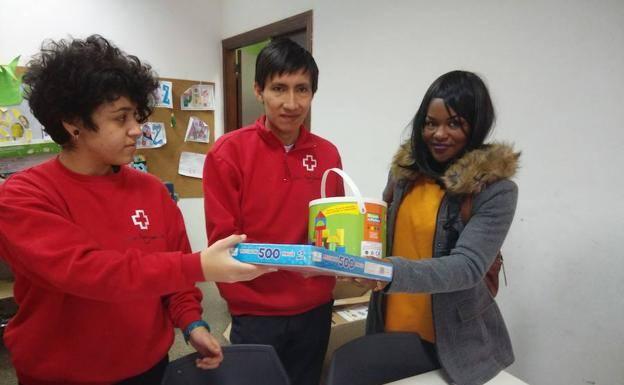 Más de 800 menores de Almería tienen juguetes gracias a la campaña de Cruz Roja Juventud