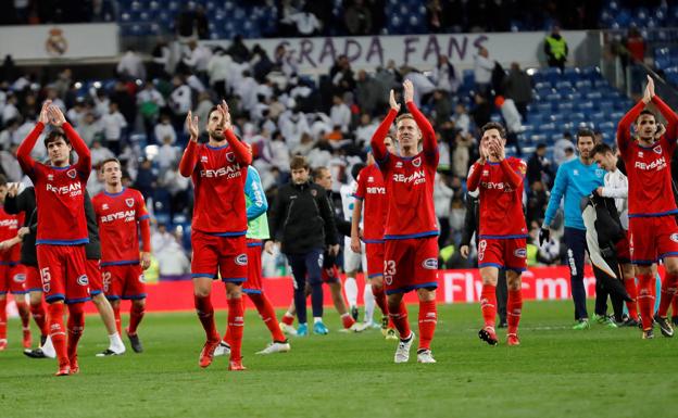Los jugadores del Numancia aplauden a sus aficionados tras el partido./EFE