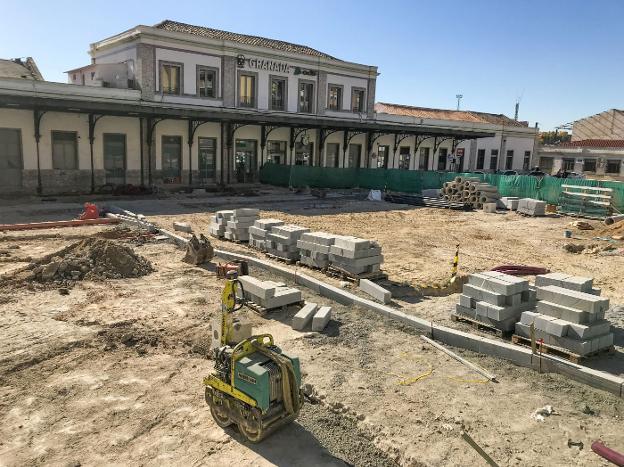 Obras en la plaza de acceso a la estación./R.L.PÉREZ