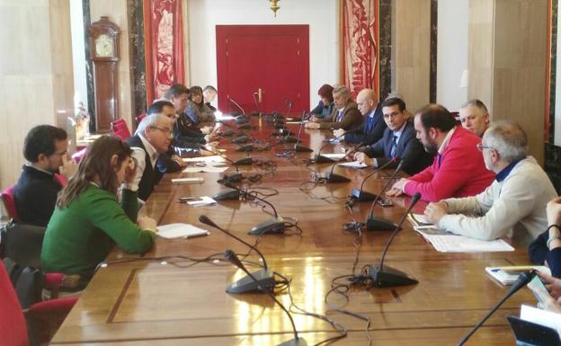Miembros de la Mesa y la Comisión, en el Congreso./ IDEAL