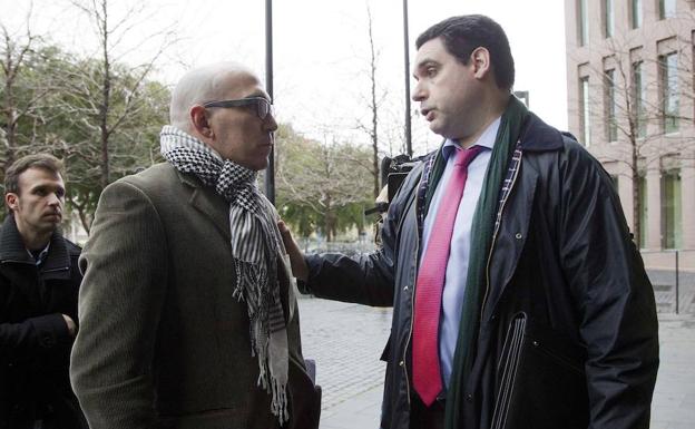 Manuel, el padre que destapó el caso, habla con el abogado Ibán Fernández./Efe
