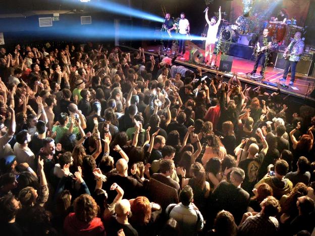 El público abarrotó la sala Tren en el concierto de Eskorzo./J.J.GARCÍA