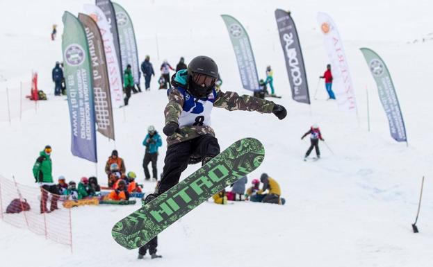 Sierra Nevada alcanza los 100 kilómetros esquiables con nuevas pistas en un día con nieve intermitente
