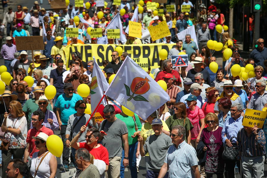 Imagen de una manifestación anterior para pedir el AVE soterrado./Ramón L. Pérez