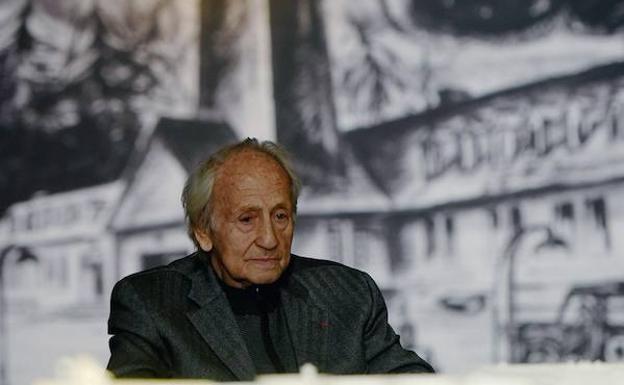 Klieger muestra su número de prisionero tatuado durante el recorrido por la exposición 'Auschwitz. No hace mucho. No muy lejos'. /Fernando Villar (Efe)