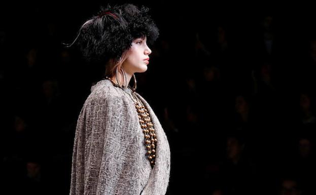 Una modelo desfila con un diseño de Armani. /Alessandro Garofalo (Reuters)