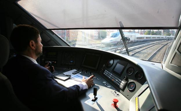 Un operario de Renfe conduce un tren AVE. /Díaz Japón