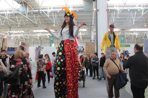 Pasacalles del circo por los pasillos de la Feria de los Pueblos, ayer por la mañana. /Laura Velasco