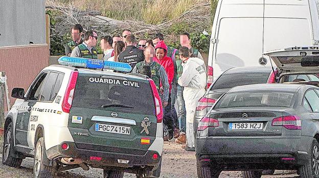 Quezada en la finca de Rodalquilar, donde escondió el cadáver de Gabriel, para una reconstrucción de los hechos. /R. GARCÍA / EFE