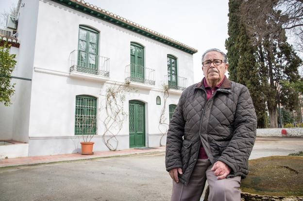 Paco Montáñez regresó ayer 28 años después a la Huerta, donde trabajó en 1990 en la restauración de las maderas históricas./Jorge Pastor