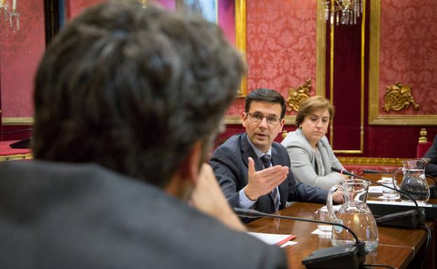 Cuenca da explicaciones sobre el impacto del aislamiento ferroviario en Granada esta tarde./Jorge Pastor