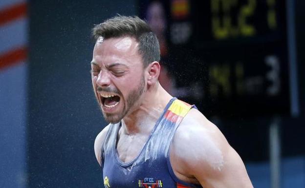 Josué Brachi celebra su título de Europa en el total olímpico. /EFE