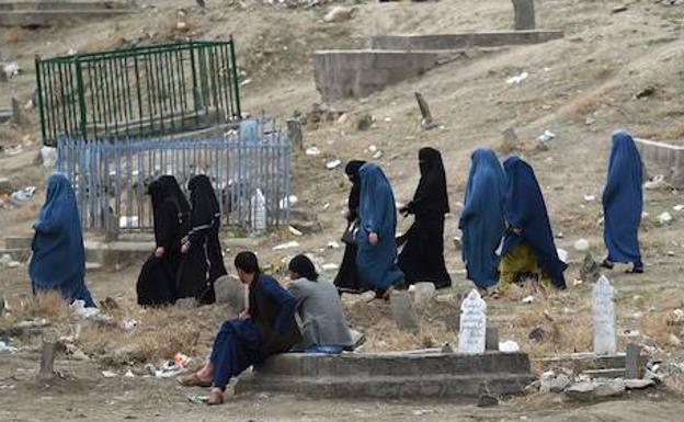 Mujeres afganas caminan en Kabul. /WAKIL KOHSAR (Afp)
