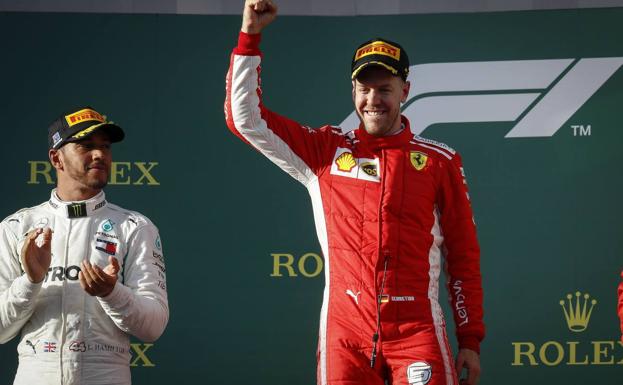 Lewis Hamilton y Sebastian Vettel, en el podio del GP de Australia. /Efe