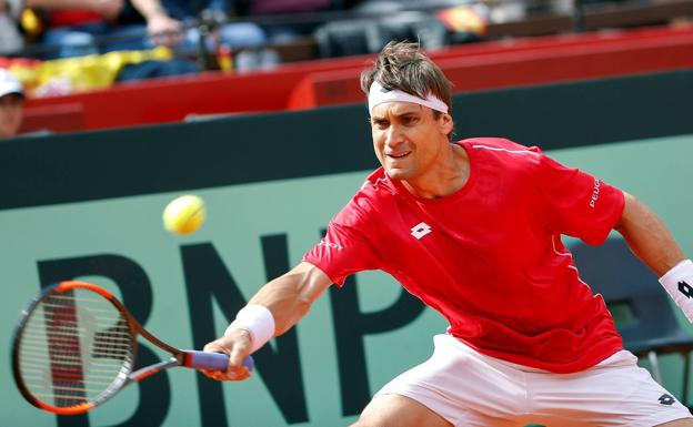 David Ferrer golpea la bola durante el partido. /Efe