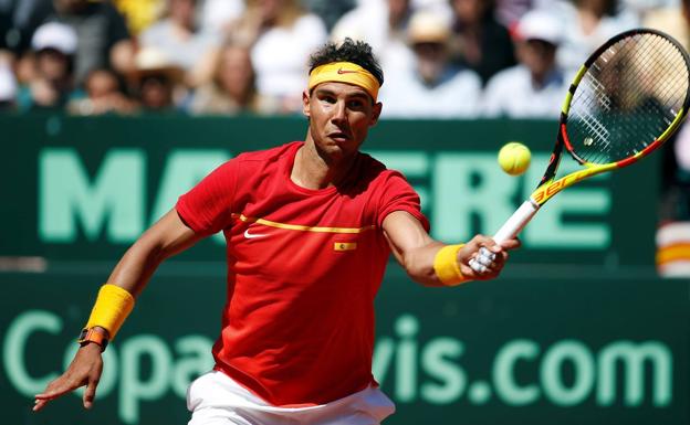 Rafa NAdal golpea la bola en el partido. /Efe